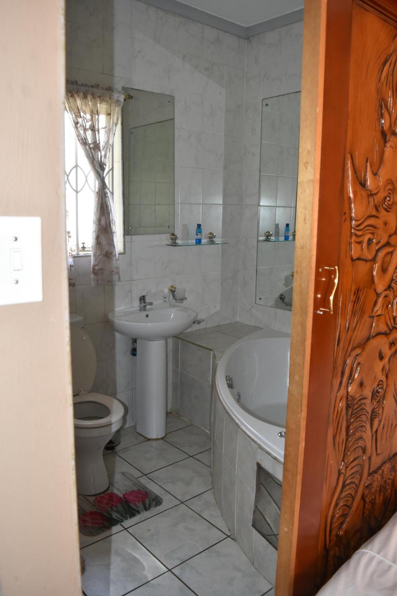 African Elephant Guesthouse ジャーミストン エクステリア 写真